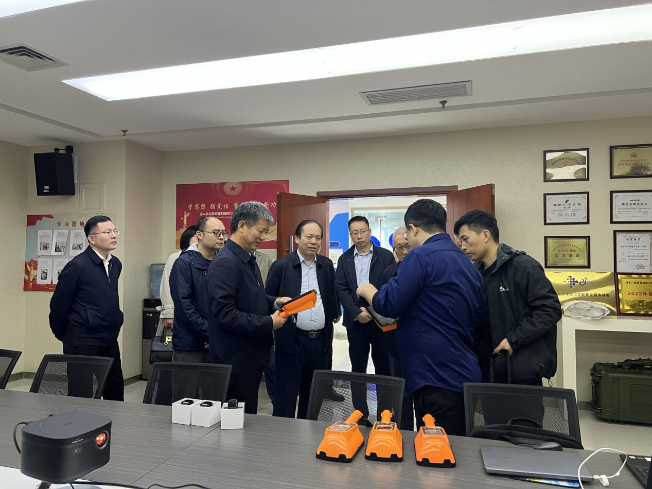 陜西省委副秘書長、省委軍民融合辦常務(wù)副主任尹清遼一行蒞臨中陜核集團調(diào)研指導(dǎo)工作 陜西省委副秘書長、省委軍民融合辦常務(wù)副主任尹清遼一行蒞臨中陜核集團調(diào)研指導(dǎo)工作